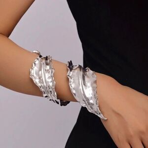 Statement leaf bracelet N201